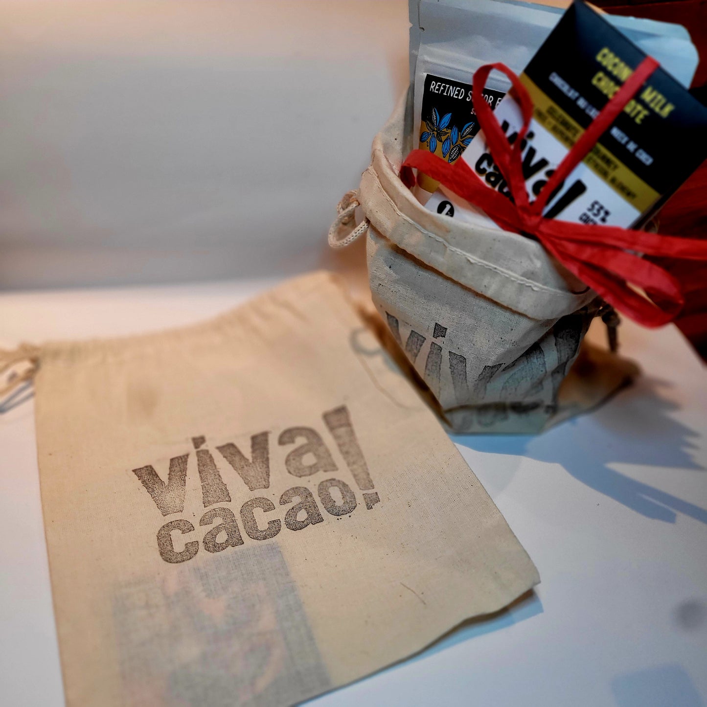 Eco-friendly organic cotton gift bag – reusable and perfect for up to 12 chocolate bars, an elegant and sustainable gift packaging solution - Viva Cacao
